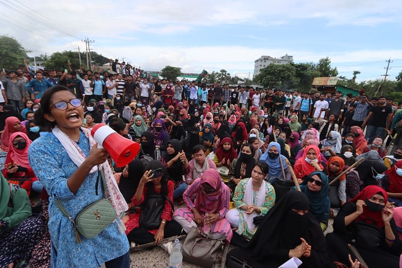 কোটা সংস্কারের দাবি ও শিক্ষার্থীদের ওপর হামলার প্রতিবাদে ঢাকা–চট্টগ্রাম অবরোধ করে বিক্ষোভ করেন শিক্ষার্থীরা। আজ মঙ্গলবার বিকেলে কুমিল্লার কোটবাড়ি মোড় এলাকায়